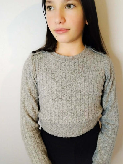 Le pull Socks Duo Femme 34-52 /Fille 6-16 ans en tricot gris, modèle pratique et stylé, patron PDF à télécharger.