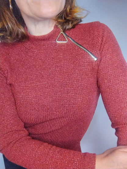 Le pull Socks Duo Femme 34-52 /Fille 6-16 ans en tricot élégant avec un col distinctif.