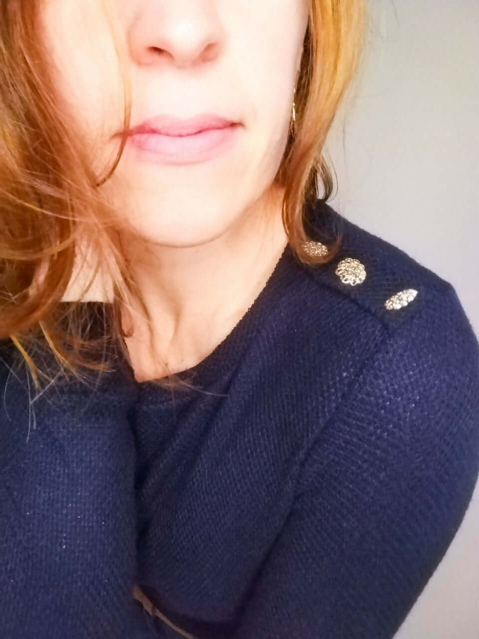 Image d'une femme portant le pull Socks Duo Femme 34-52 /Fille 6-16 ans, avec détails élégants sur l'épaule.