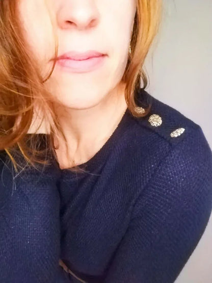 Image d'une femme portant le pull Socks Duo Femme 34-52 /Fille 6-16 ans, avec détails élégants sur l'épaule.