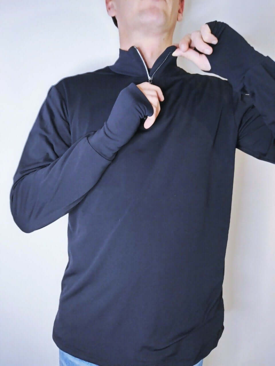 Le pull Socks Duo Homme 38-50 / Garçon 6-16 ans en action avec zip, idéal pour un look décontracté.