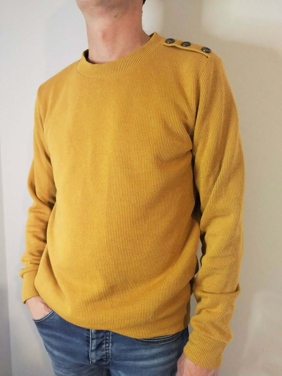 Le pull Socks Duo Homme 38-50 / Garçon 6-16 ans en coloris moutarde avec boutons décoratifs.