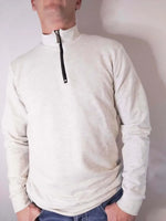 Le pull Socks Duo Homme 38-50 / Garçon 6-16 ans en coloris neutre avec col zippé, style casual et confortable.