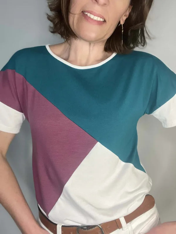 Le t-shirt et la robe Softy du 34 au 52, patron de couture pdf à télécharger, femme portant un t-shirt color-block confortable.