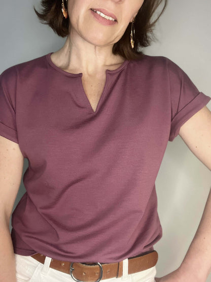 Le t-shirt et la robe Softy du 34 au 52, patron de couture pdf à télécharger, femme portant un t-shirt mauve avec encolure fendue.