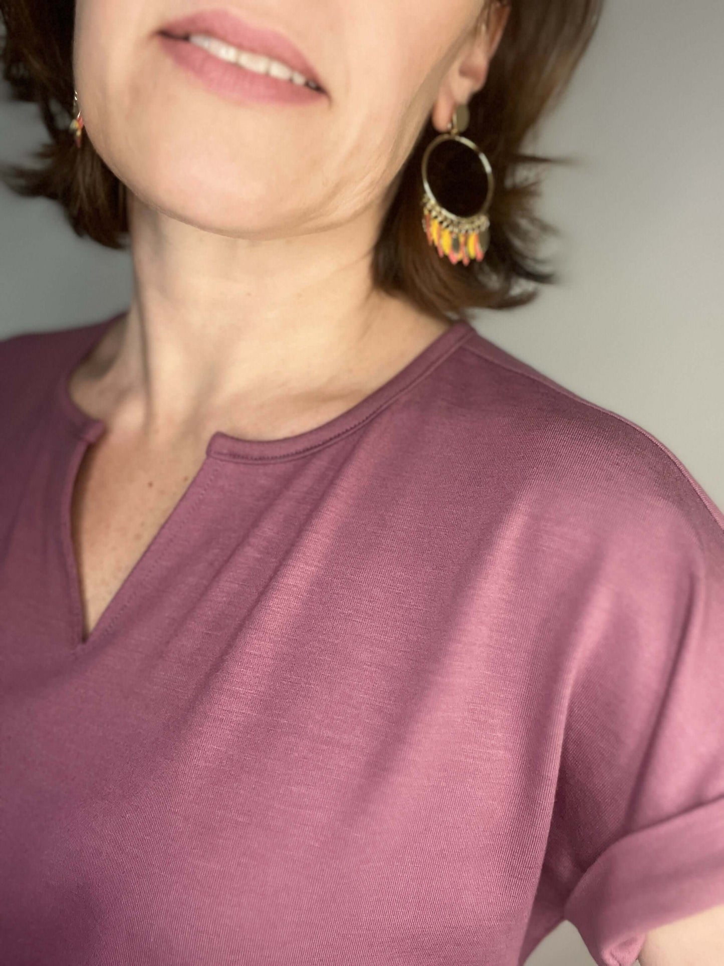 Le t-shirt et la robe Softy du 34 au 52, patron de couture pdf à télécharger, détail encolure et emmanchures basses.