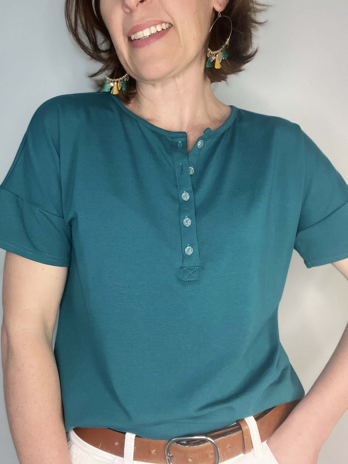 Femme portant le t-shirt Softy bleu avec patte de boutonnage, patron de couture pdf à télécharger, tailles 34 à 52.