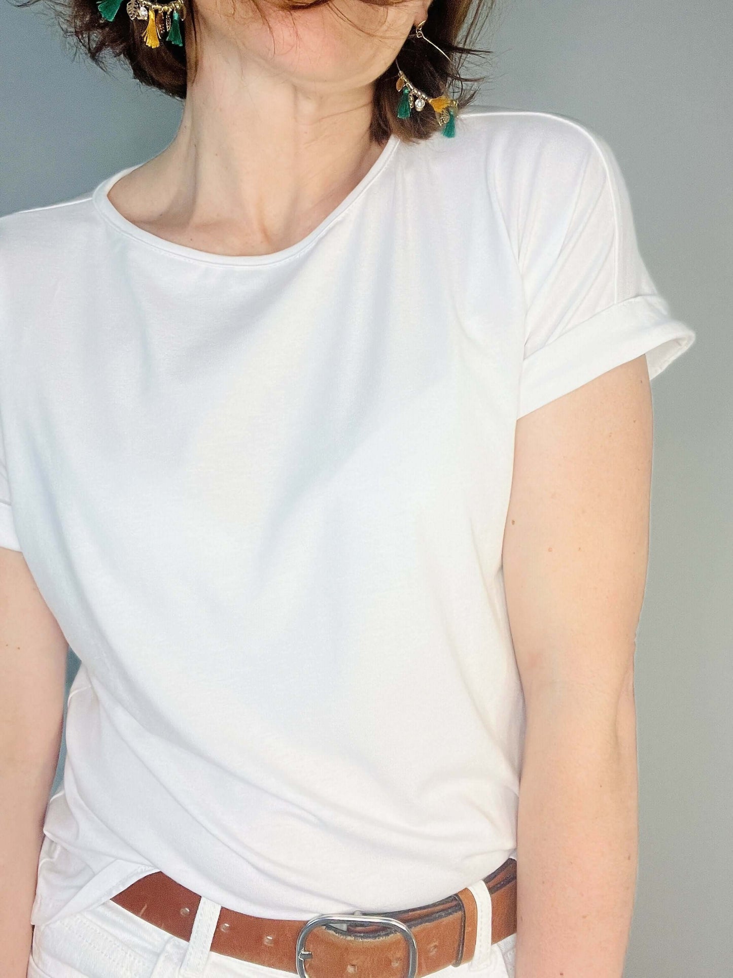 Le t-shirt et la robe Softy du 34 au 52 - patron de couture pdf à télécharger, femme portant t-shirt blanc avec ceinture.