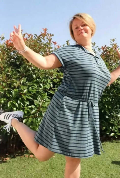 Femme portant Le t-shirt et la robe Softy du 34 au 52 en extérieur, patron de couture pdf à télécharger, style décontracté.