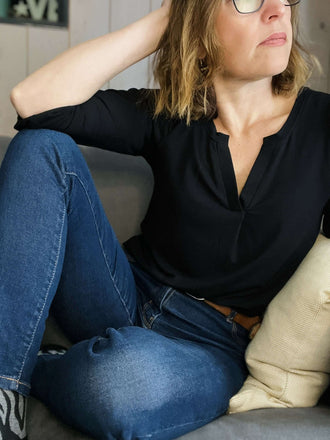 Femme portant le top Maly du 32 au 52 avec col en V, un patron de couture pdf à télécharger. Confortable et féminin, parfait pour le quotidien.