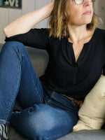 Femme portant le top Maly du 32 au 52 avec col en V, un patron de couture pdf à télécharger. Confortable et féminin, parfait pour le quotidien.