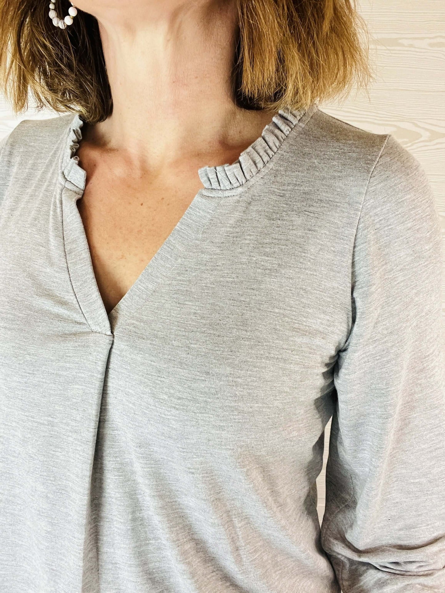 Le top Maly du 32 au 52 en jersey, col froufrou, patron de couture pdf à télécharger, détail du haut féminin manches 3/4.