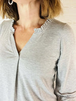 Le top Maly du 32 au 52 en jersey, col froufrou, patron de couture pdf à télécharger, détail du haut féminin manches 3/4.