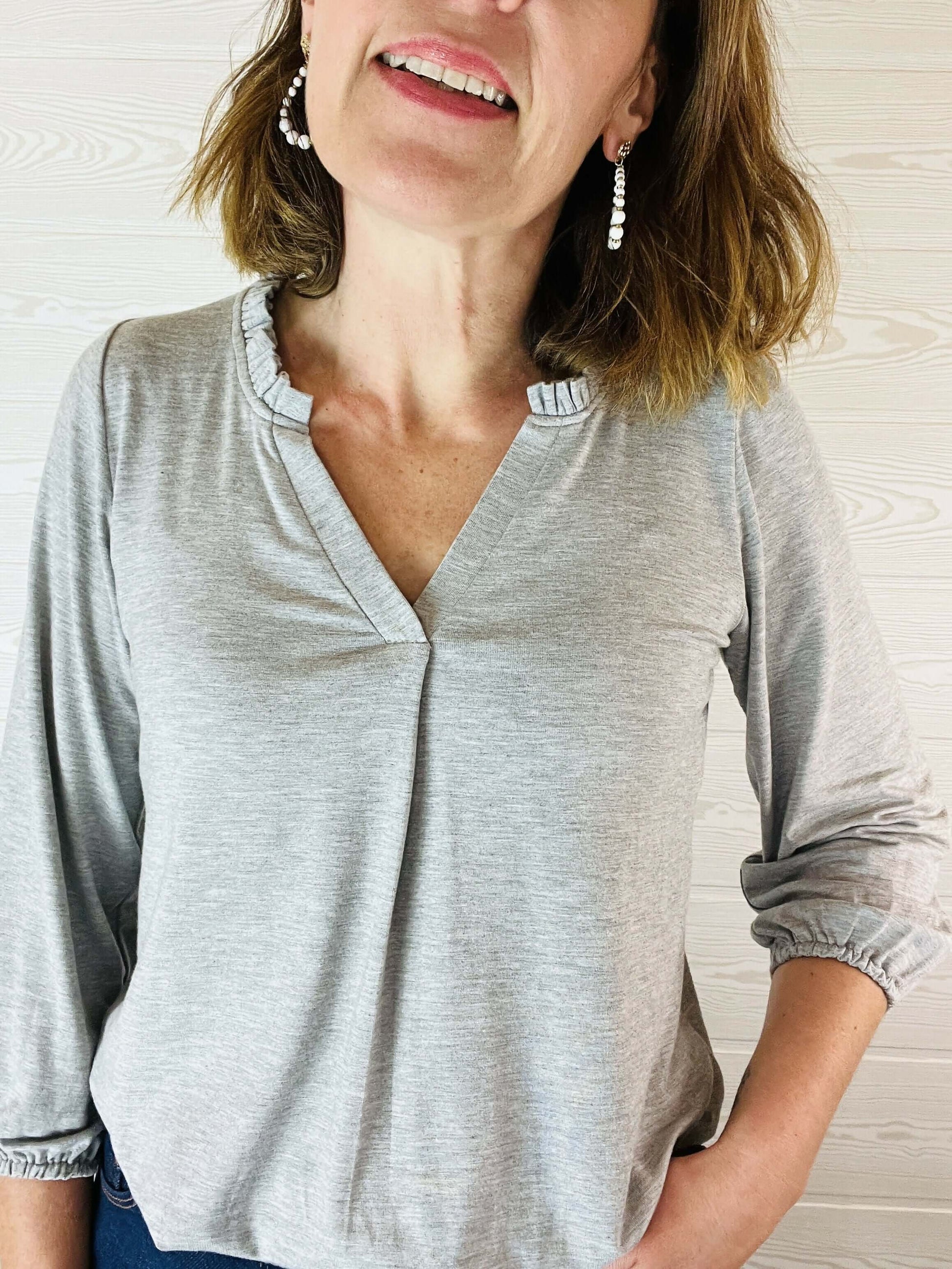 Le top Maly du 32 au 52 en jersey gris avec col froufrou, patron de couture pdf à télécharger, haut manche 3/4 élégant.