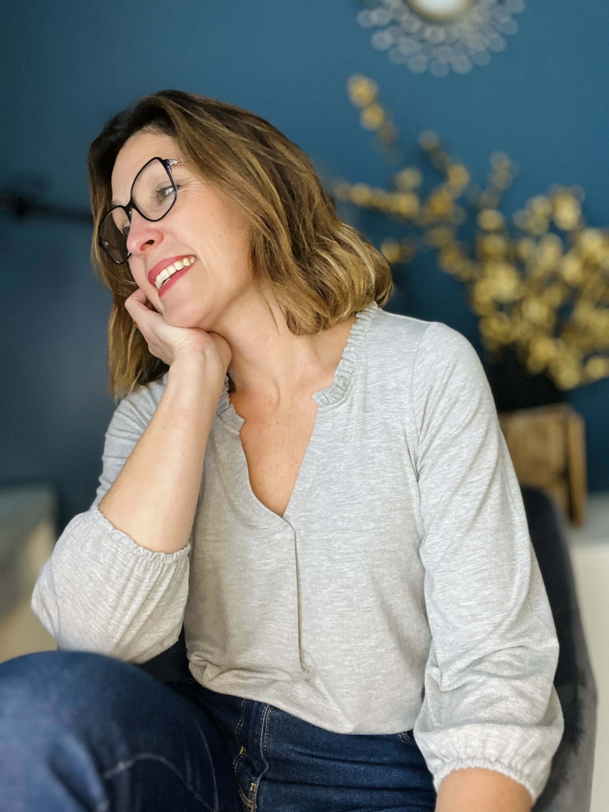 Femme portant Le top Maly du 32 au 52, patron de couture pdf à télécharger, en jersey gris avec col V et manches 3/4.