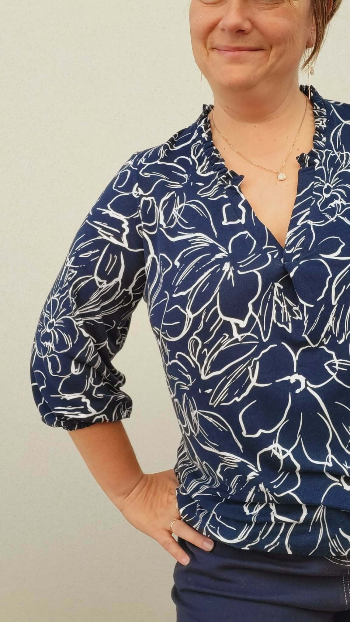 Le top Maly du 32 au 52, patron de couture pdf à télécharger, encolure en V, manches 3/4, élégant et féminin.