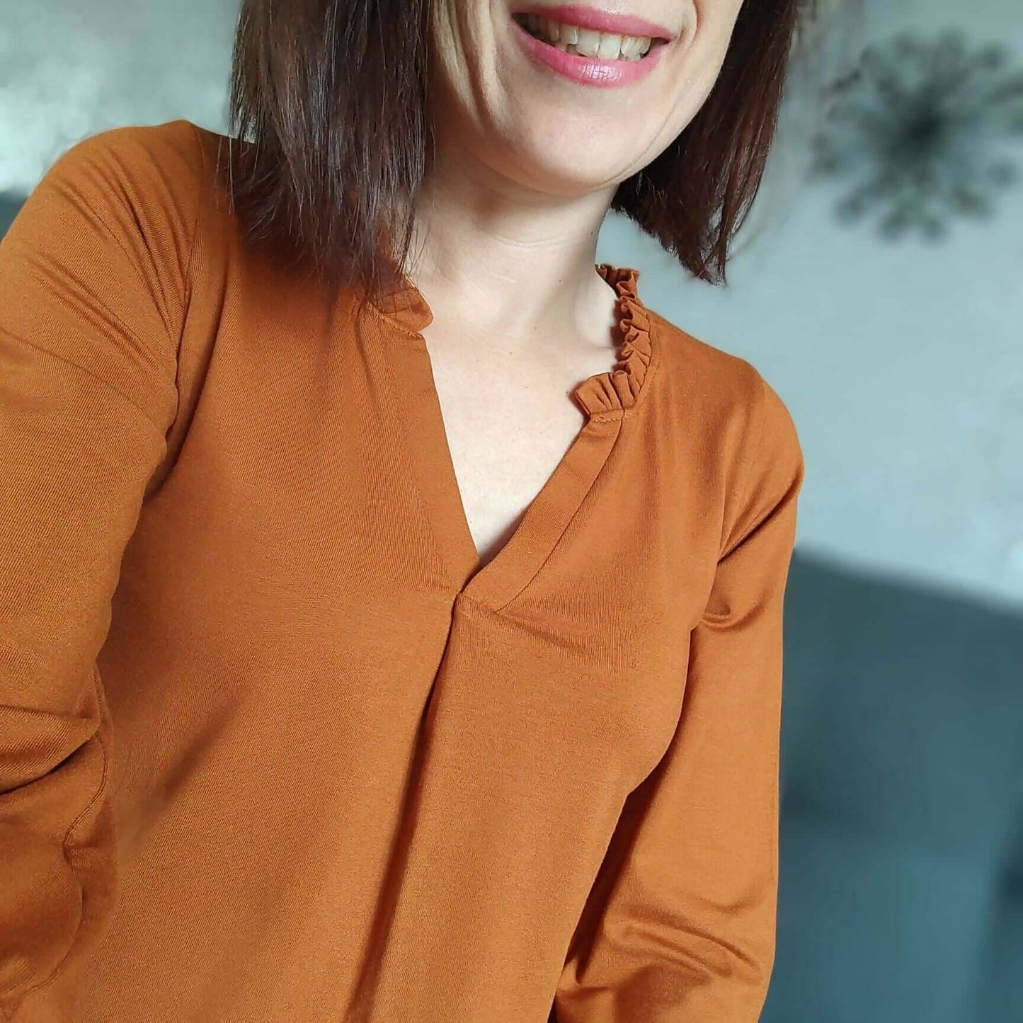 Femme portant Le top Maly du 32 au 52 avec col froufrou, patron de couture pdf à télécharger.