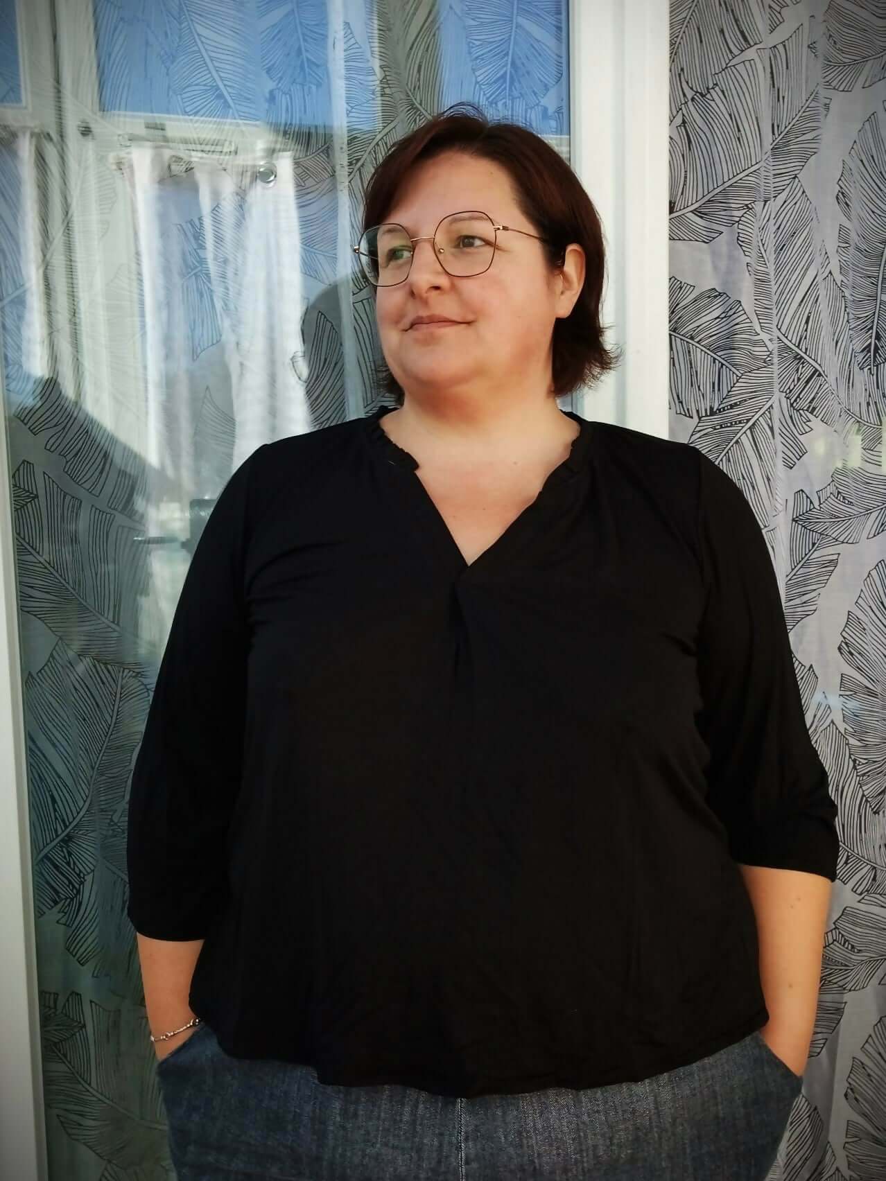 Le top Maly du 32 au 52 en jersey noir, patron de couture pdf à télécharger, modèle femme avec manches 3/4 et col en V.