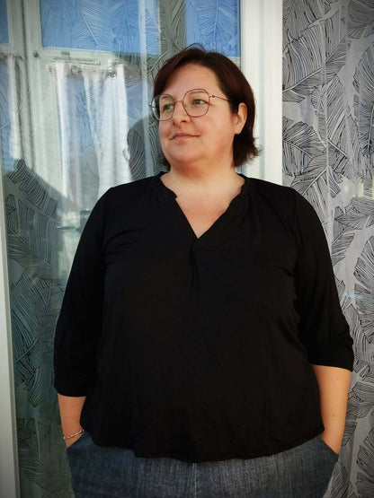 Le top Maly du 32 au 52 en jersey noir, patron de couture pdf à télécharger, modèle femme avec manches 3/4 et col en V.