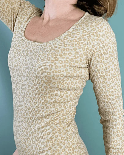 Haut à motif léopard beige de "Le top ou body Varyo du 32 au 52", patron de couture pdf à télécharger, manche longue.