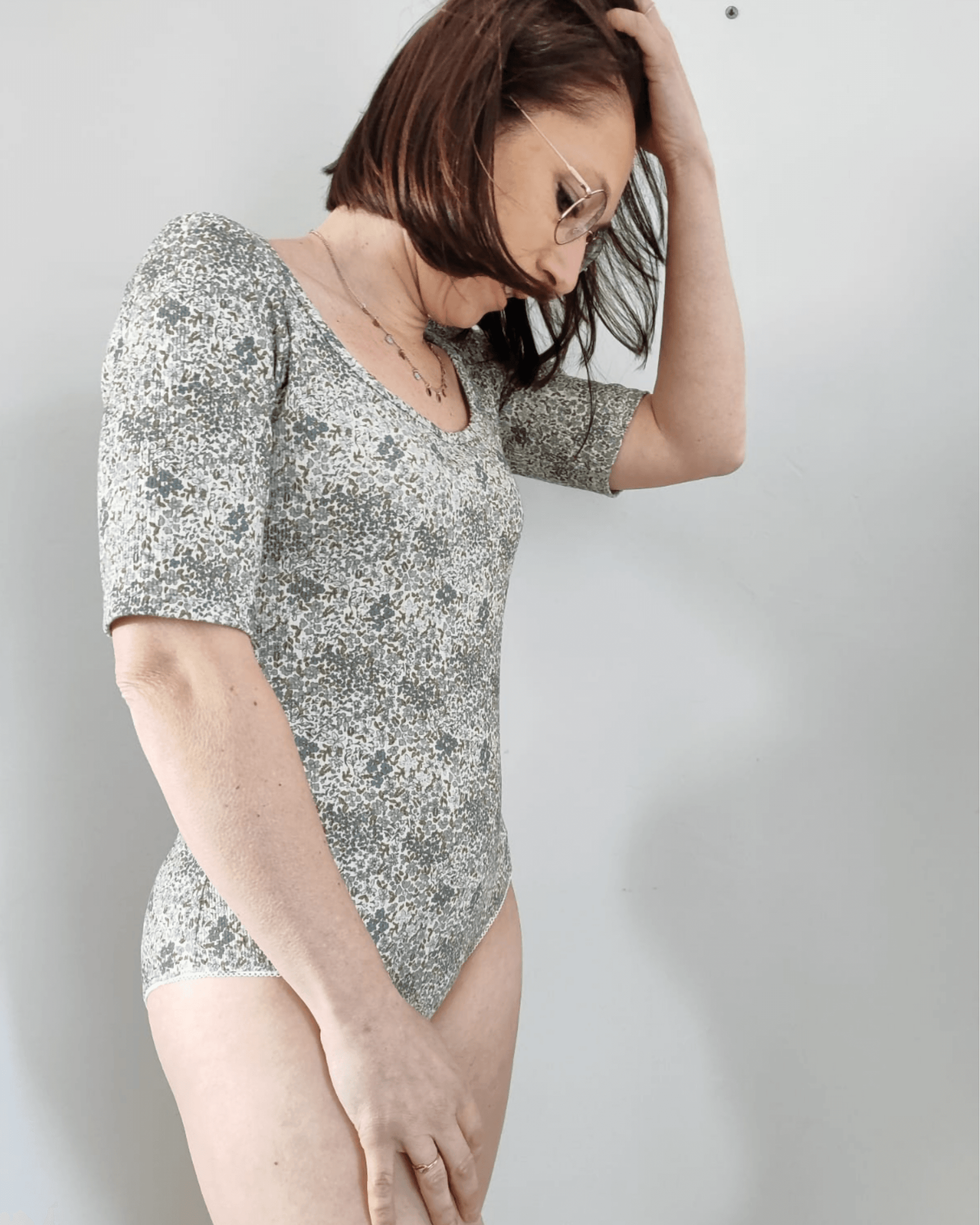 Femme portant le top ou body Varyo du 32 au 52, patron de couture pdf à télécharger, en jersey extensible et imprimé floral.