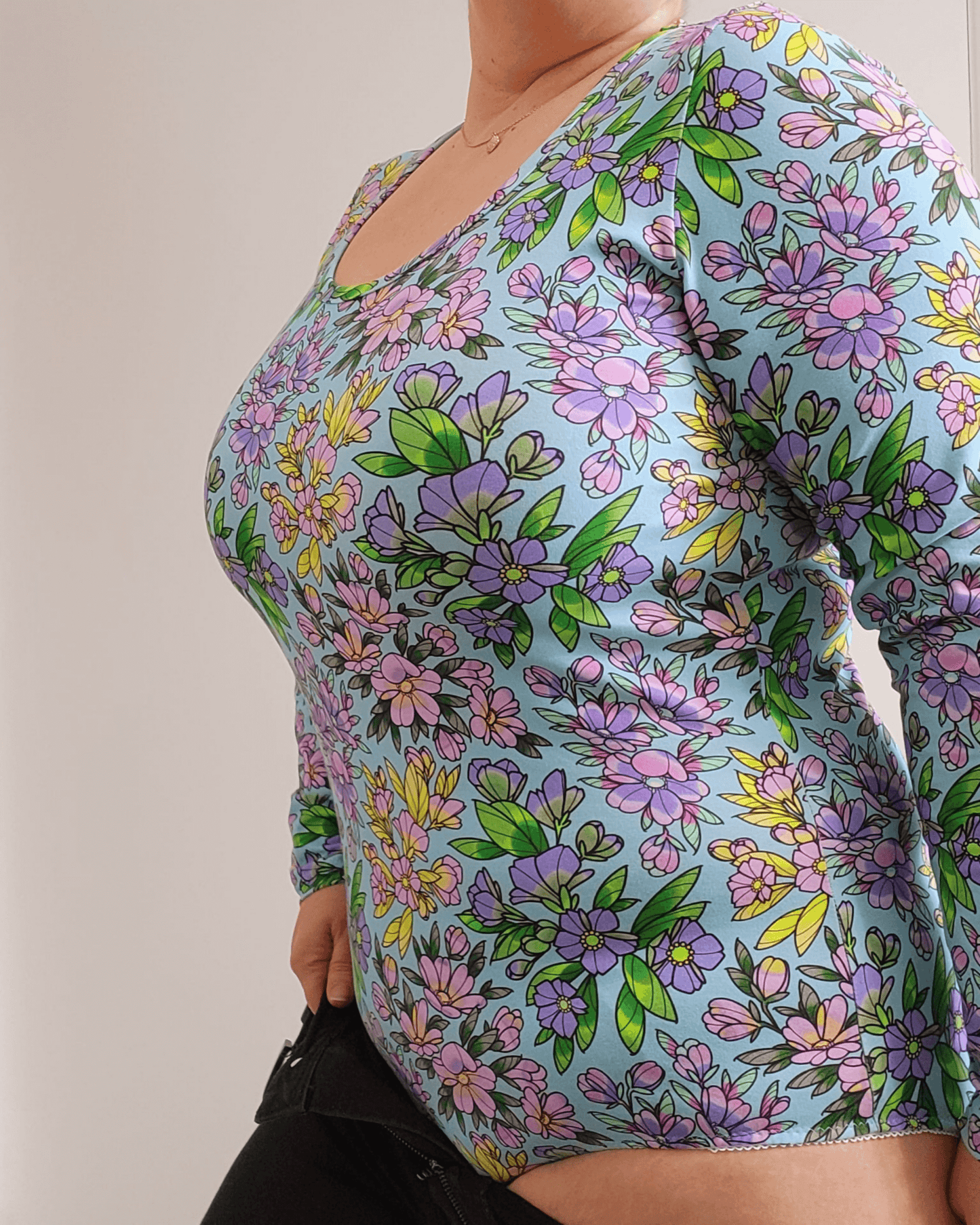 Le top ou body Varyo du 32 au 52 avec motif floral, patron de couture pdf à télécharger, ajusté et confortable en jersey extensible.