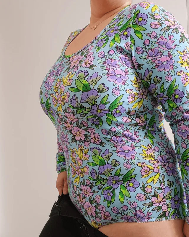 Le top ou body Varyo du 32 au 52 avec motif floral, patron de couture pdf à télécharger, ajusté et confortable en jersey extensible.