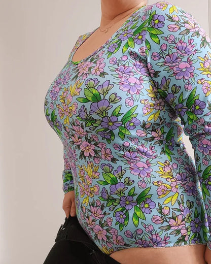 Le top ou body Varyo du 32 au 52 avec motif floral, patron de couture pdf à télécharger, ajusté et confortable en jersey extensible.
