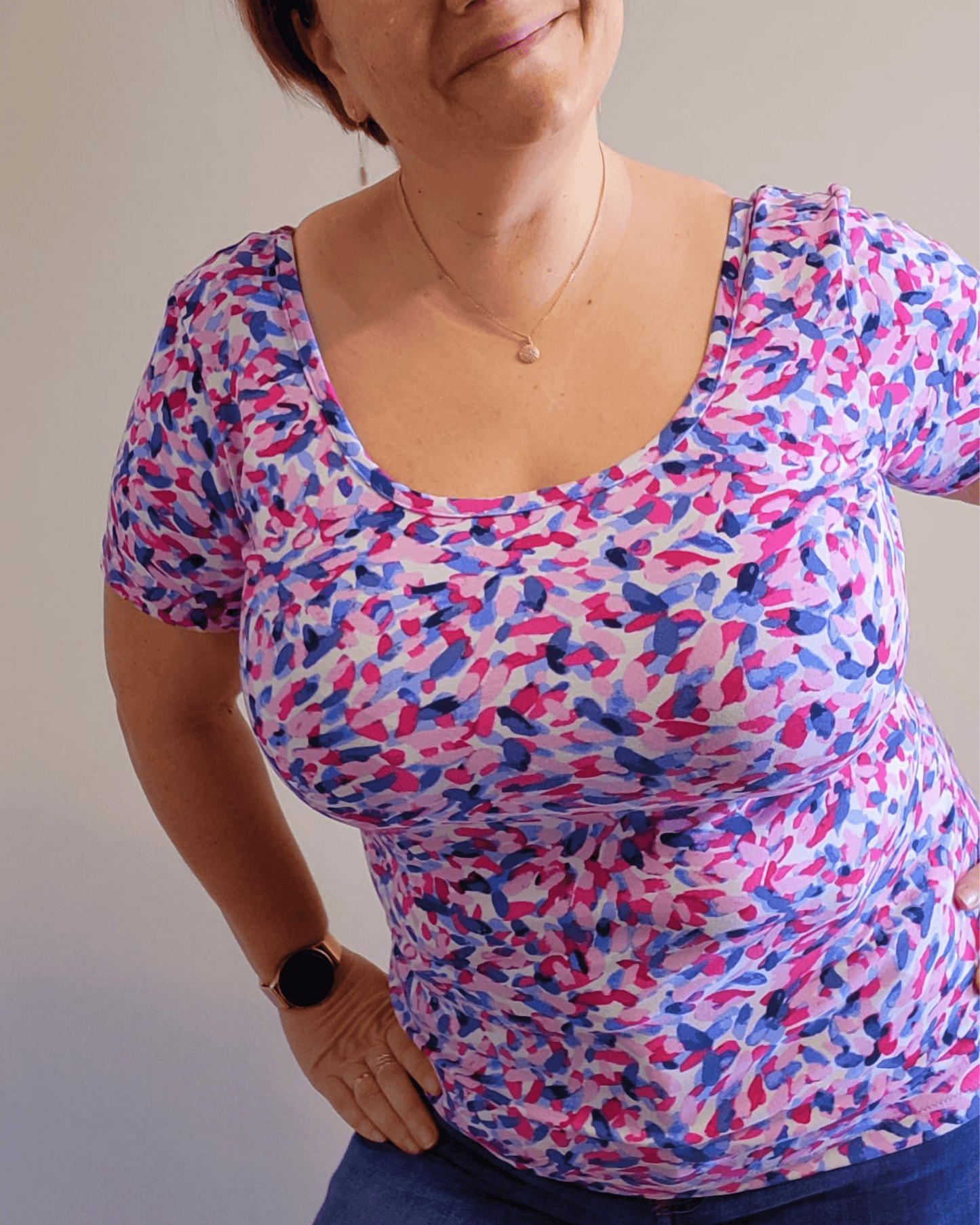 Femme portant Le top ou body Varyo du 32 au 52 en motif coloré, patron de couture pdf à télécharger disponible.