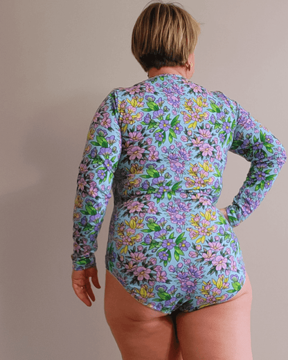 Femme portant Le top ou body Varyo du 32 au 52 avec imprimé floral, patron de couture pdf à télécharger