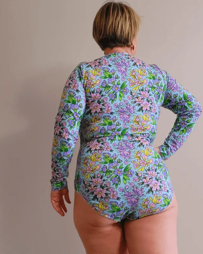 Femme portant Le top ou body Varyo du 32 au 52 avec imprimé floral, patron de couture pdf à télécharger