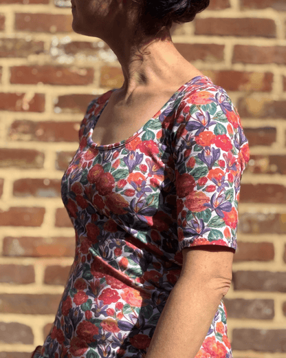 Le top ou body Varyo du 32 au 52 brillant d'imprimés floraux en jersey extensible, patron de couture pdf à télécharger.