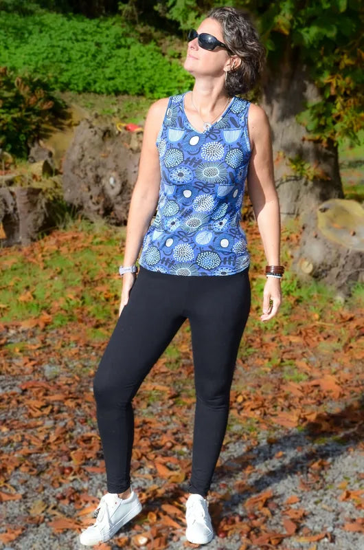 Legging FIT porté avec un haut à motifs, un look décontracté et stylé en pleine nature, patron de couture pdf à télécharger.