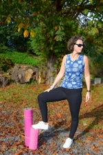 Legging FIT porté par une femme en extérieur, avec un patron de couture pdf à télécharger disponible.