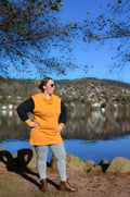 Modèle avec un pull jaune et leggings au bord de l'eau, mettant en valeur le patron de couture pdf à télécharger.