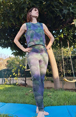 Legging FIT en tissu à motifs, associé à un débardeur, sur fond de jardin. Patron de couture pdf à télécharger.
