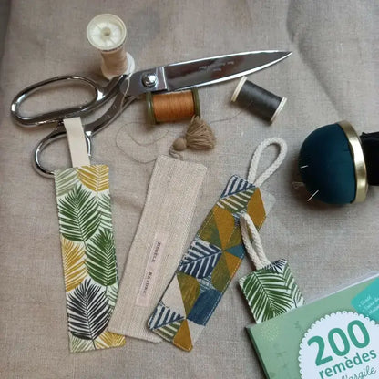 Les 5 MARK' TAPAGE : patrons de marque-pages en couture avec ciseaux et fournitures.