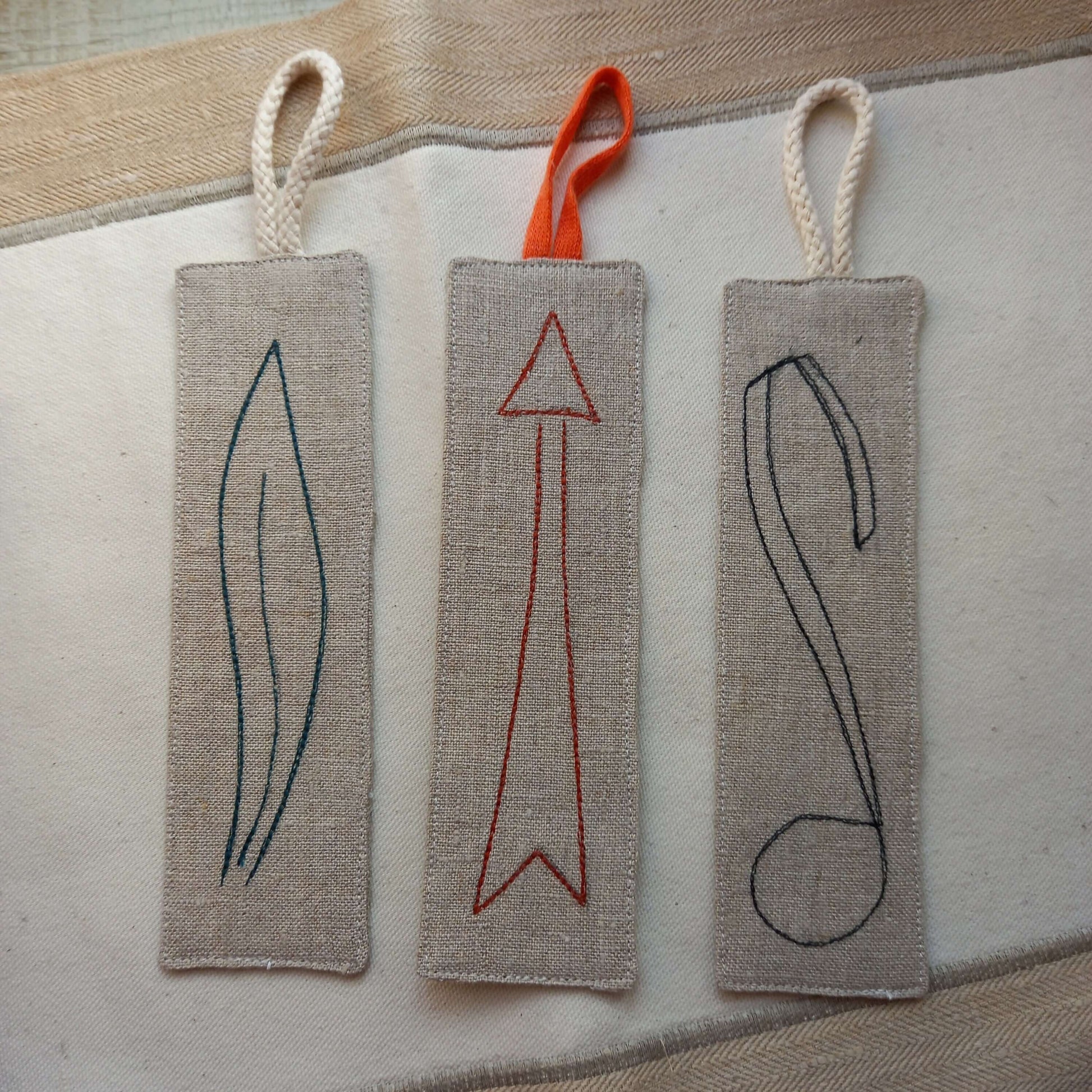 Image de trois marque-pages en tissu représentant des motifs, patrons de couture pdf à télécharger, Les 5 MARK' TAPAGE.