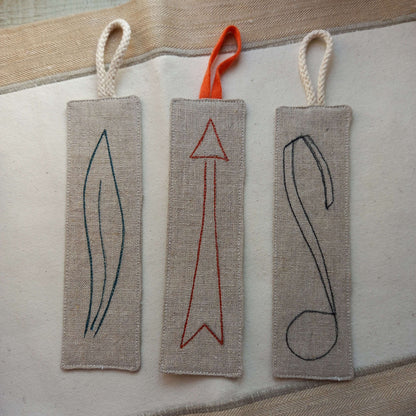 Image de trois marque-pages en tissu représentant des motifs, patrons de couture pdf à télécharger, Les 5 MARK' TAPAGE.