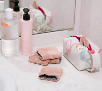 Lingette gant biface lavable, zéro déchet – Cetera sur un comptoir de salle de bain avec des produits de beauté, patron de couture pdf à télécharger.