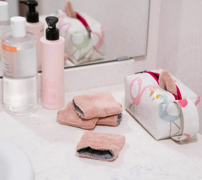 Lingette gant biface lavable, zéro déchet – Cetera sur un comptoir de salle de bain avec des produits de beauté, patron de couture pdf à télécharger.