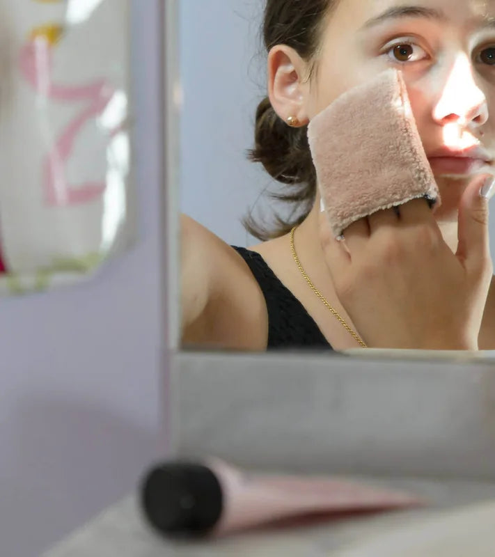 Femme utilisant une lingette gant biface lavable, zéro déchet – Cetera pour se démaquiller, avec patron de couture pdf à télécharger.