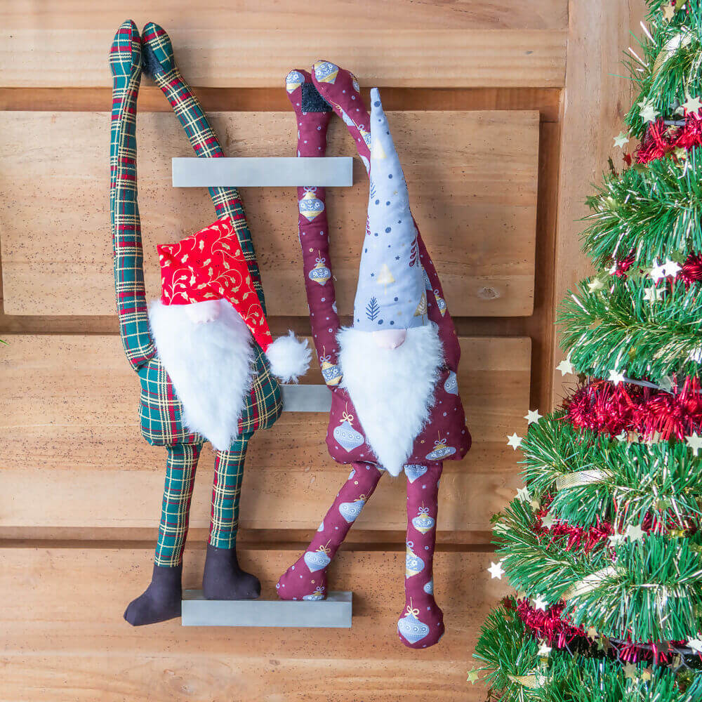 Lutin de Noël à suspendre, joyeux et coloré, décoratif pour les fêtes, présentant des tissus variés et des détails festifs.