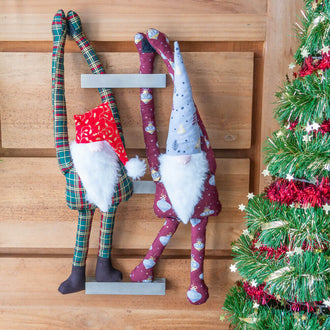 Lutin de Noël à suspendre, joyeux et coloré, décoratif pour les fêtes, présentant des tissus variés et des détails festifs.