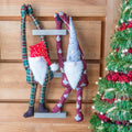 Lutin de Noël à suspendre, joyeux et coloré, décoratif pour les fêtes, présentant des tissus variés et des détails festifs.