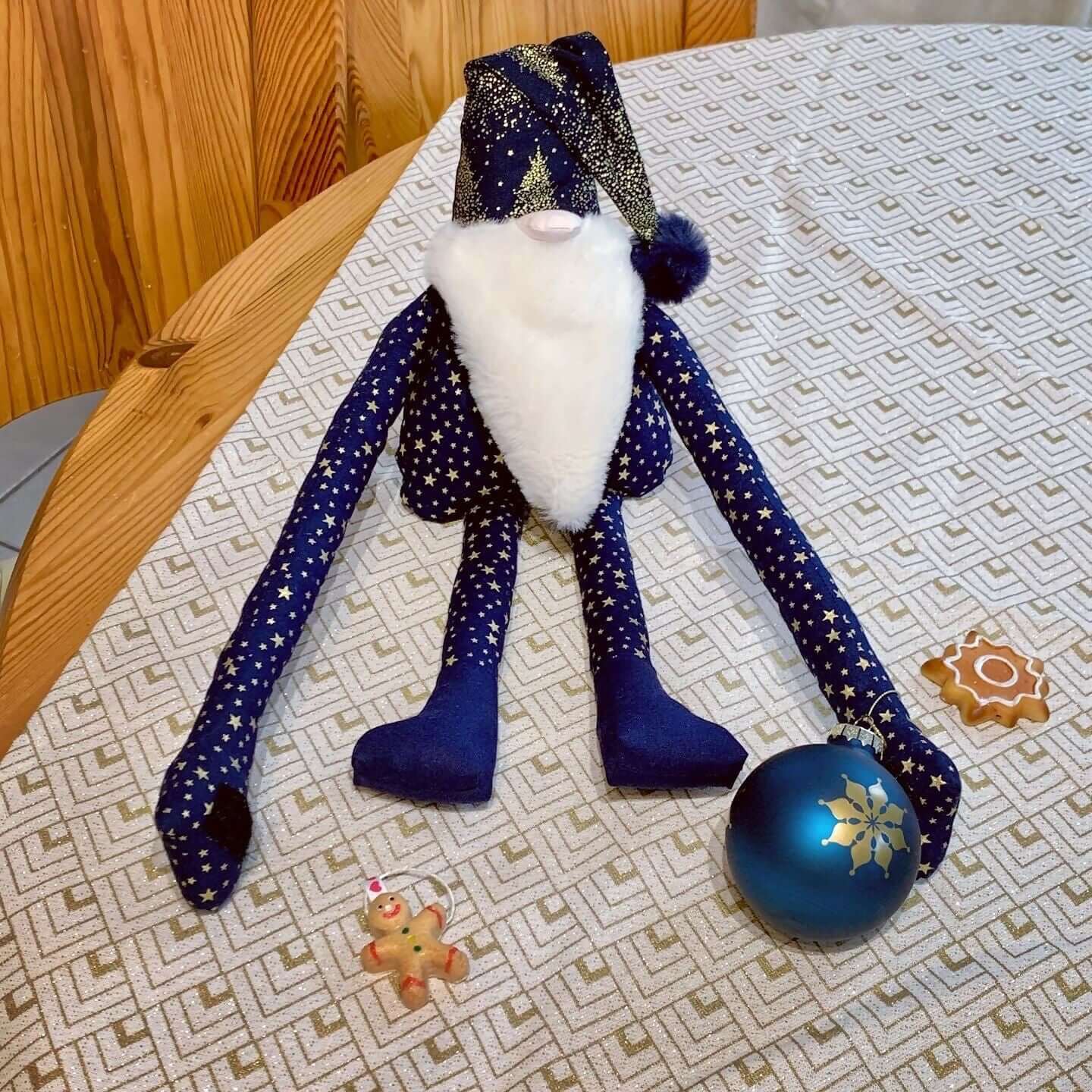 Lutin de Noël à suspendre Séraphin, avec étoile, sur une table, décoré pour les fêtes de fin d'année.