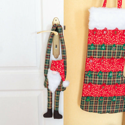 Lutin de Noël à suspendre Séraphin décorant une porte durant les fêtes, en tissu à motifs festifs.