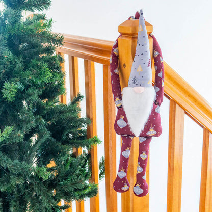 Lutin de Noël à suspendre Séraphin, joyeux et coloré, décorant une rampe, idéal pour les fêtes et la couture.