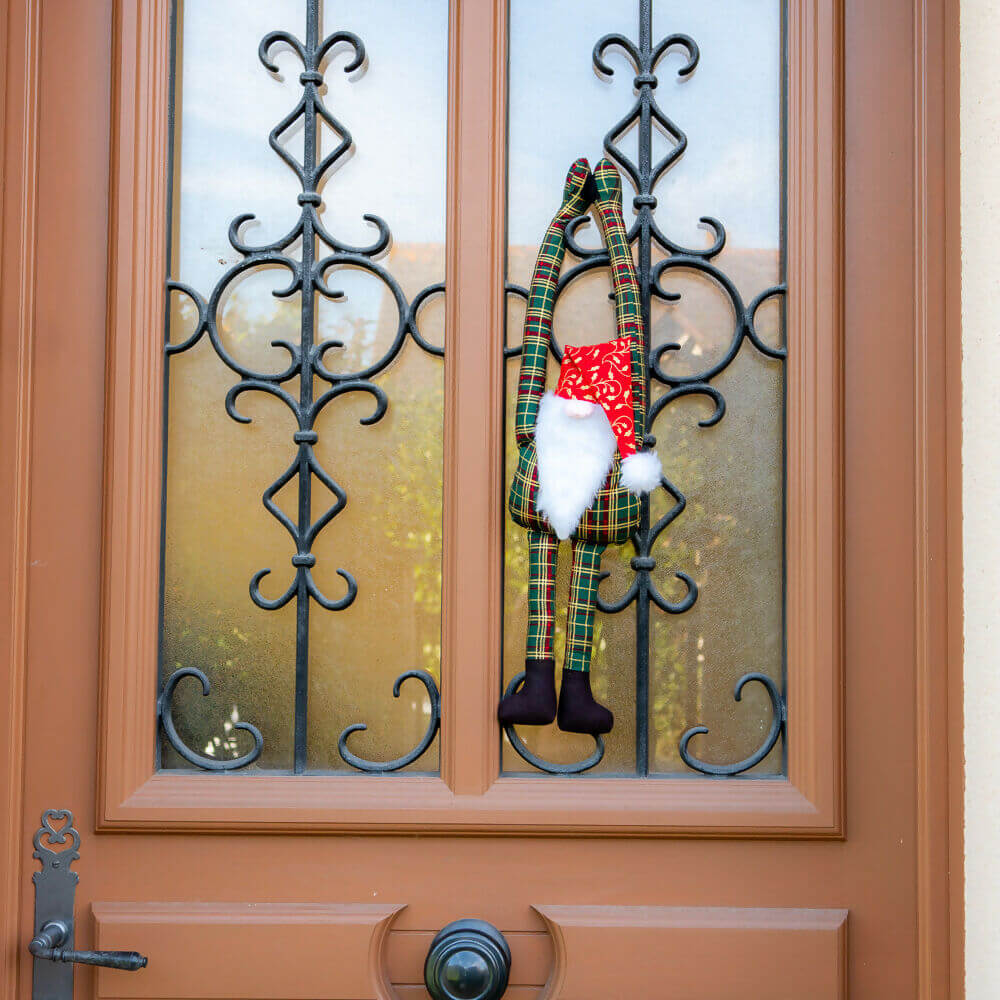 Lutin de Noël à suspendre sur une porte, décor festif et coloré, idéal pour égayer votre intérieur.