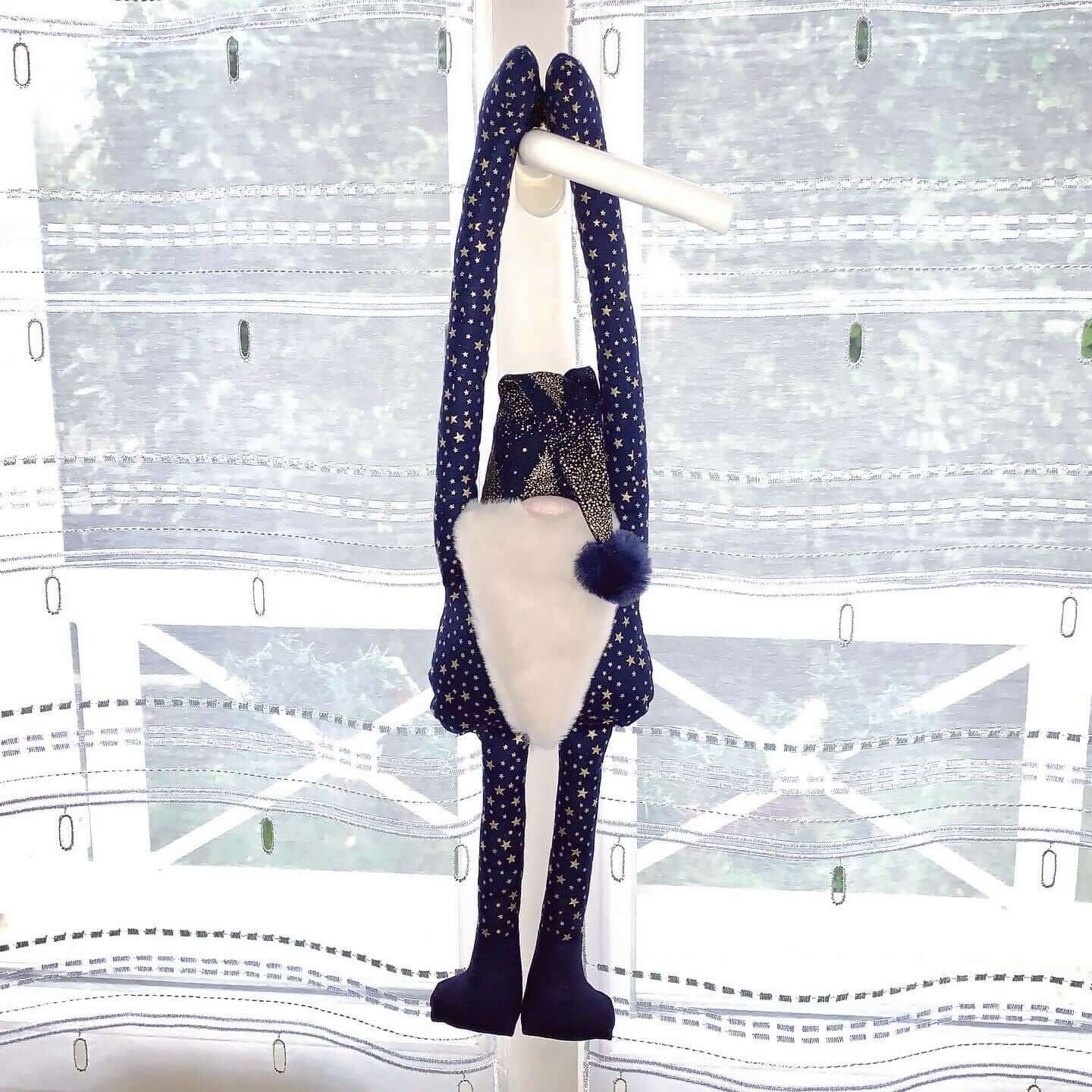 Lutin de Noël à suspendre Séraphin, décoratif et joyeux, avec des bras longs et un design coloré, parfait pour les fêtes.